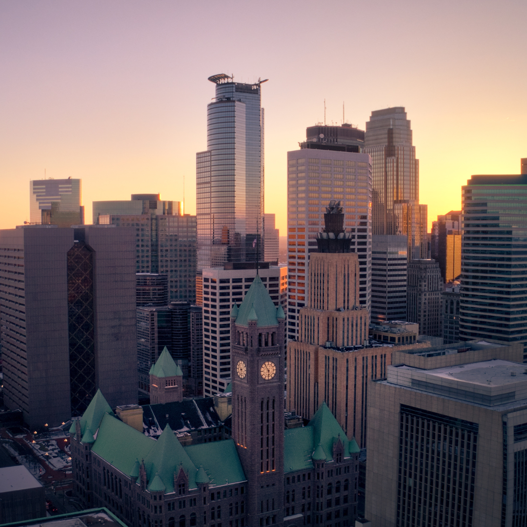 alt="sunset skyline view in Minneapolis, MN"